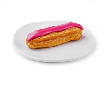 Tabağında pembe krema olan bir tatlı.