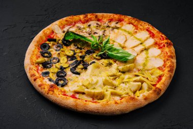 Dört çeşit pizza üst görünümü