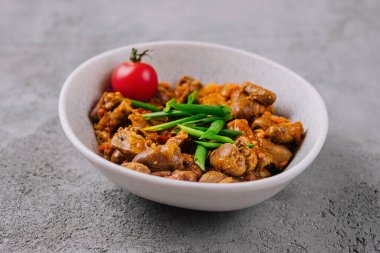 Karaciğer ve kalp soslu ve soğanlı.