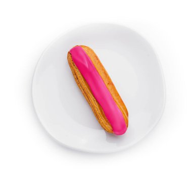 Tabağında pembe krema olan bir tatlı.