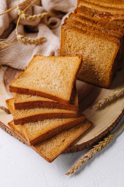 Lezzetli kızarmış ekmek dilimleriyle birlikte.