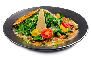 Карпаччо з лосося м'ясо з руколою і сир