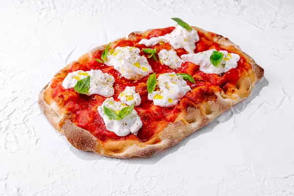 Pizza Margherita beyaz taşın üstünde