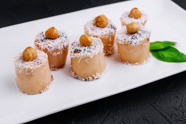 Vanilyalı muzlu krep. Hindistan cevizli ve fındıklı.