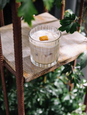 Bardakta mantar çorbası ve ekmek.