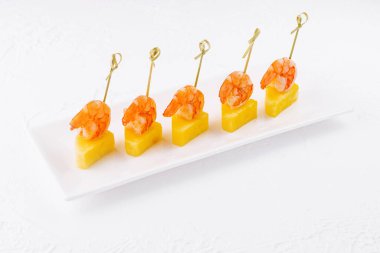 Karidesli kanepeler ve tabakta ananas