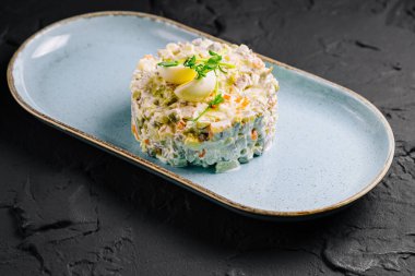 Salata Olivier mavi tabakta