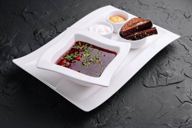 Ukrayna ulusal yemeği. Borç beyaz tabakta