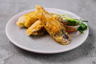 Kızarmış balık filetosunu sebzeyle kapat.