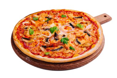 Sebze ve peynirli taze ızgara tavuk pizzası.