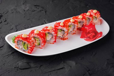 Suşi California 'yı beyaz tabakta yuvarlıyor