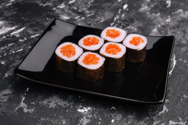 Siyah Taş Tabakta Somon Maki Suşi
