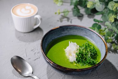 Brokoli, ıspanak kremalı çorba.