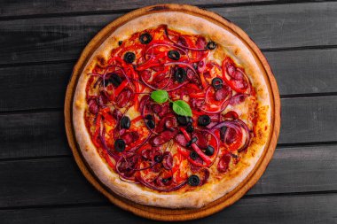 Bavyera sosisli, dolmalık biberli ve soğanlı pizza.