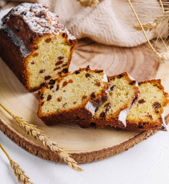 Kuru üzümlü taze ekmek.