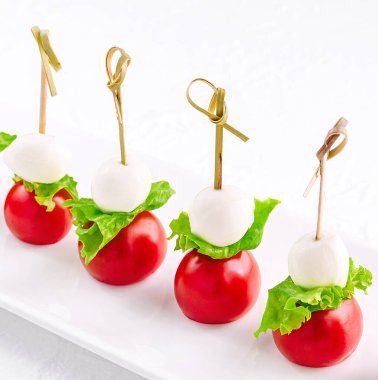 Şişte kiraz domatesli mozzarella.