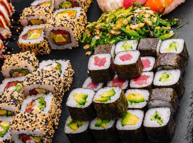 Sushi siyah taş arka planda ayarlandı
