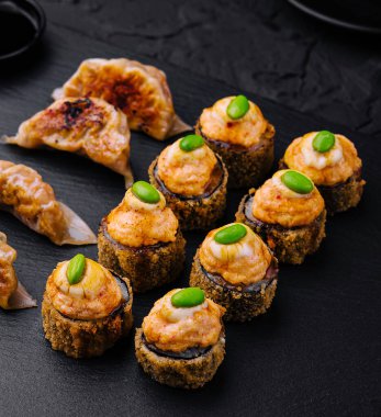 Gyoza veya hamur tatlısı ve sıcak suşi manzarası.