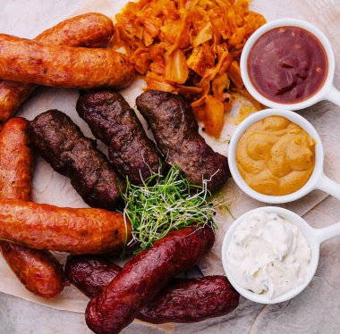 Bira seti ızgara sosis, haşlanmış lahana ve sos.