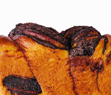 Beyaz üzerinde haşhaş tohumları olan büyük bir çörek.