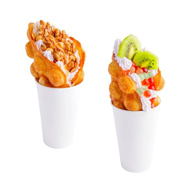 Kivili köpüklü waffle, köpüklü çay, fındık ve krema.