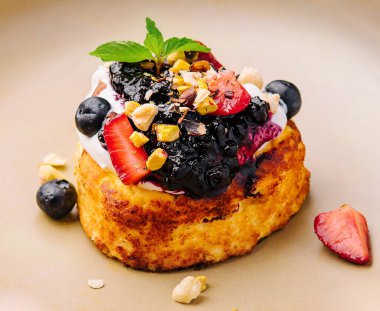 bir süzme peynirli krep reçelli ve ekşi kremalı