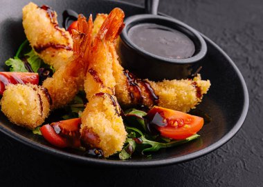 Derin kızarmış karides soslu