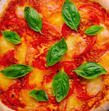 Fesleğenli Margherita Pizza yakın plan