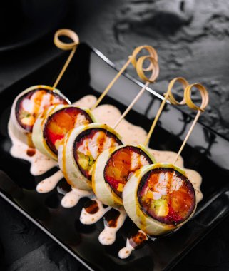 Karides, Ton Balığı ve Avokado ile Suşi Rolls