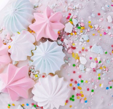 Turtanın üstünde krema kıvrımları