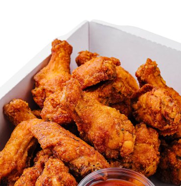 Bir paket kızarmış tavuk budu.