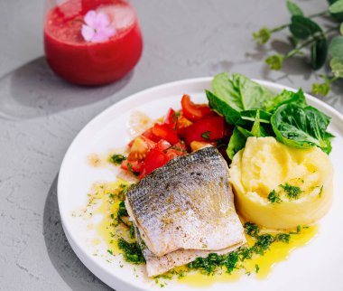 Kızarmış fileto ve patates püresi.