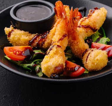 Derin kızarmış karides soslu