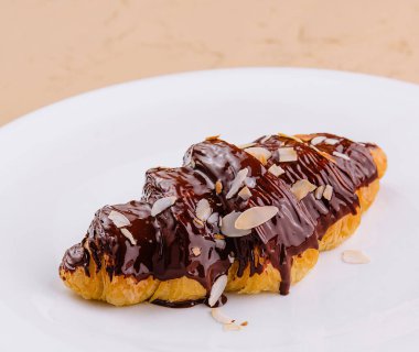 Çikolatalı ve bademli taze kruvasan.