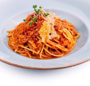 Parmesan peynirli ve domatesli spagetti bolonezi.