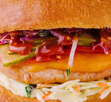 Amerikan hamburgeri ve tavuk pirzolası.