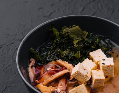 Japon miso çorbası ile tofu