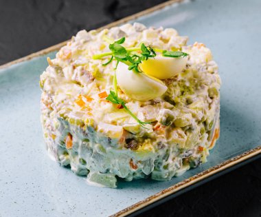 Salata Olivier mavi tabakta