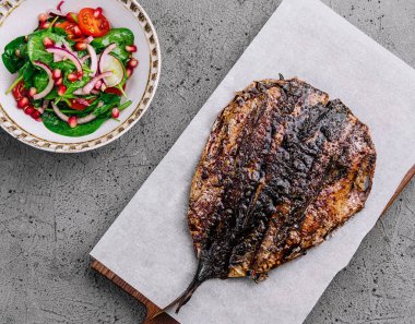 Izgara balık ve nar salatası.