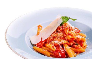 Domates soslu ve parmesanlı İtalyan usulü makarna.