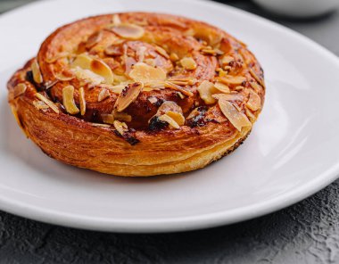 Badem ve kuru üzümlü nefis ev yapımı fırın.