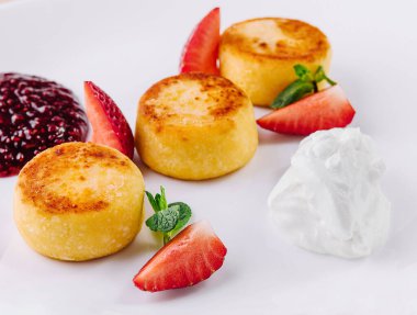 süzme peynirli kek çilek ile