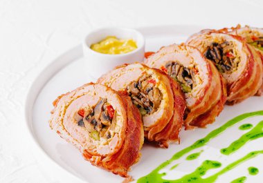 Tavuk etli terrine ya da mantarlı köfte.