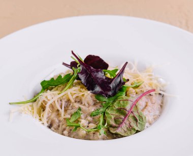 Roka ve parmesan peynirli risotto.