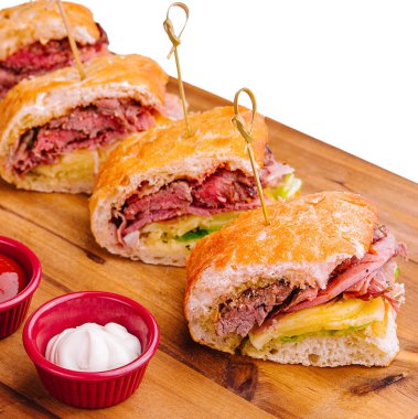 Jambonlu mini sandviç ve soslu patates kızartması.