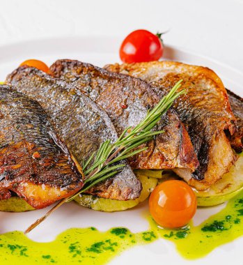 Kızarmış Balık sebze tabağı ile