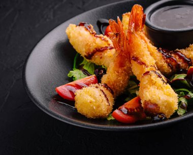 Derin kızarmış karides soslu