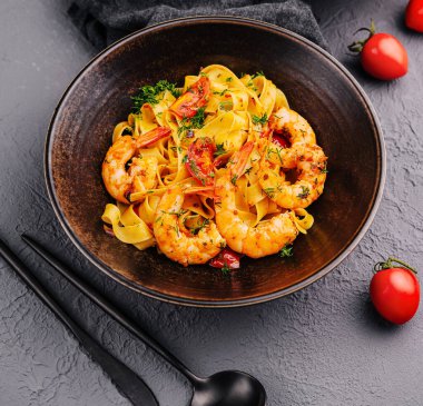 Fettuccine makarna karides ve domates ile