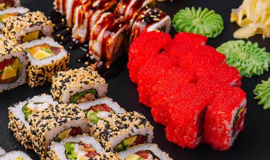Sushi siyah taş arka planda ayarlandı