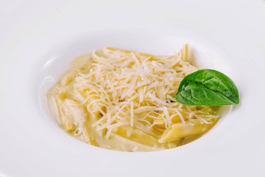 Beyaz tabakta parmesanlı Penne Pasta